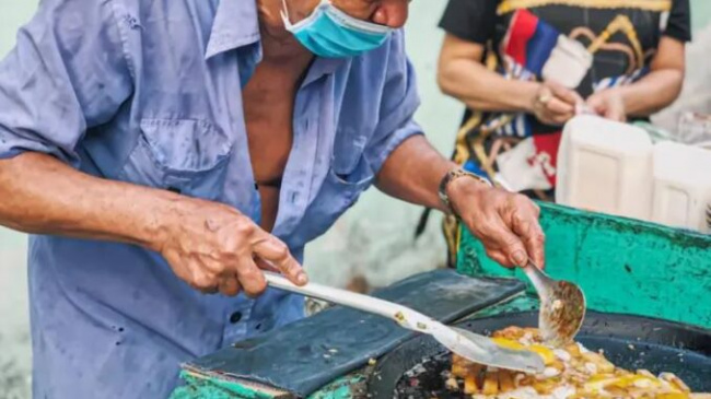 beef noodle soup, five flavors, lettuce, saigon cuisine, sidewalk food, split water spinach, street food, the southwest region, 5 famous street foods in saigon but ‘rare and hard to find’ in hanoi