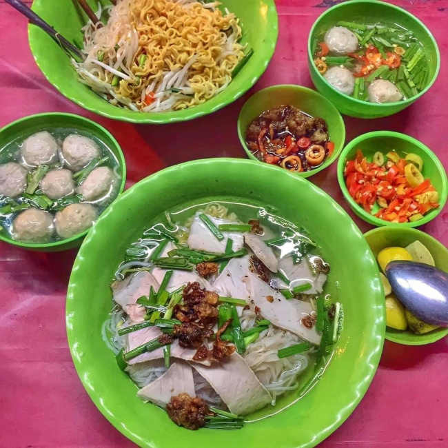 beef noodle soup, five flavors, lettuce, saigon cuisine, sidewalk food, split water spinach, street food, the southwest region, 5 famous street foods in saigon but ‘rare and hard to find’ in hanoi