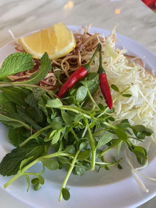 beef noodle soup, five flavors, lettuce, saigon cuisine, sidewalk food, split water spinach, street food, the southwest region, 5 famous street foods in saigon but ‘rare and hard to find’ in hanoi