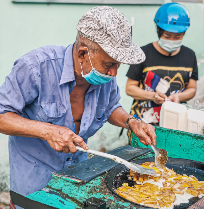 beef noodle soup, five flavors, lettuce, saigon cuisine, sidewalk food, split water spinach, street food, the southwest region, 5 famous street foods in saigon but ‘rare and hard to find’ in hanoi