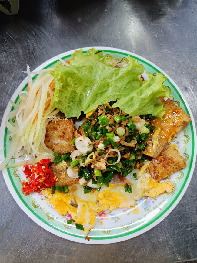 beef noodle soup, five flavors, lettuce, saigon cuisine, sidewalk food, split water spinach, street food, the southwest region, 5 famous street foods in saigon but ‘rare and hard to find’ in hanoi