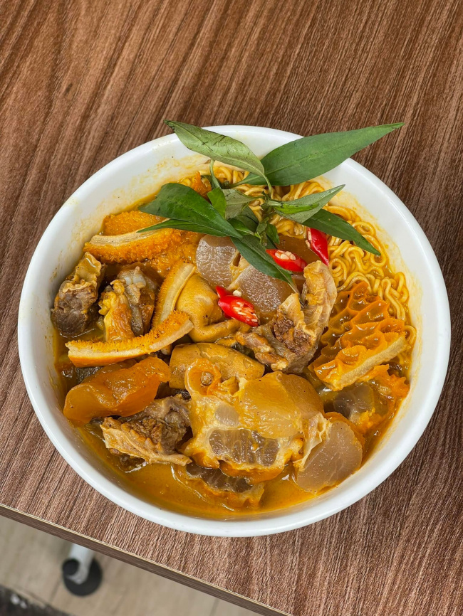 beef noodle soup, five flavors, lettuce, saigon cuisine, sidewalk food, split water spinach, street food, the southwest region, 5 famous street foods in saigon but ‘rare and hard to find’ in hanoi