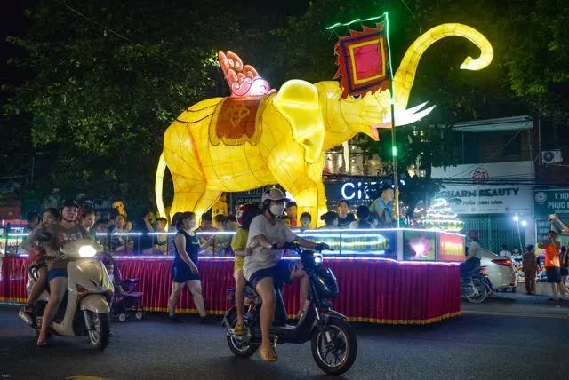 atmosphere, continuous operation, fairy tales, historical figures, mid autumn festival, mid autumn lights, official new, production labor, sound system, celebrate the atmosphere of the largest mid-autumn festival festival in the country in tuyen quang