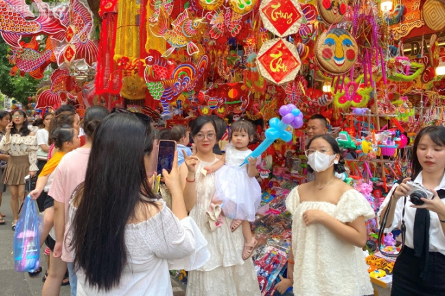 hang ma street, hanoi street, mid-autumn festival, hanoi’s streets are colorful during mid-autumn festival, customers spend money on ‘virtual living’