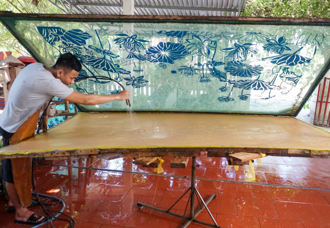 natural materials, tens of millions of dong, tourists, use coconut shells to make paper, spray water to paint “translucent” paintings for tens of millions of dong