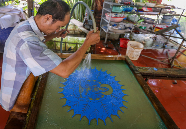 natural materials, tens of millions of dong, tourists, use coconut shells to make paper, spray water to paint “translucent” paintings for tens of millions of dong