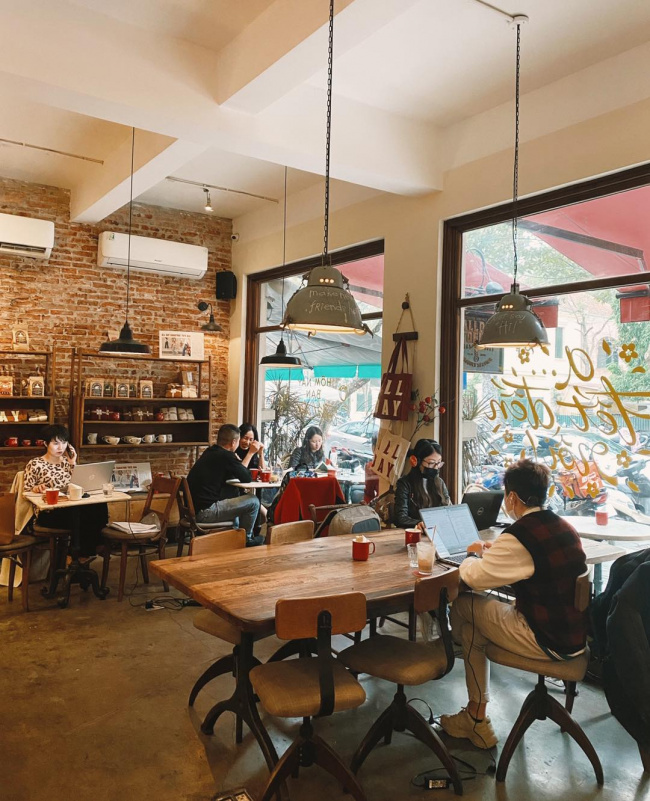 cafe, large space, love to read, natural light, if you are bored of office space, here are 4 cafes to help you work effectively