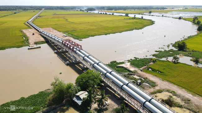 dau tieng lake, irrigationir, rigation system, tay ninh, vam co dong river, steel pipes carry water across the vam co dong river