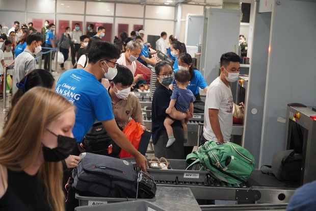 airport security, airport security force, danang airport, flight take off, holiday 2/9, noi bai airport, security force, photo, clip: the airport of the three regions is “packed” with passengers before the holiday of september 2