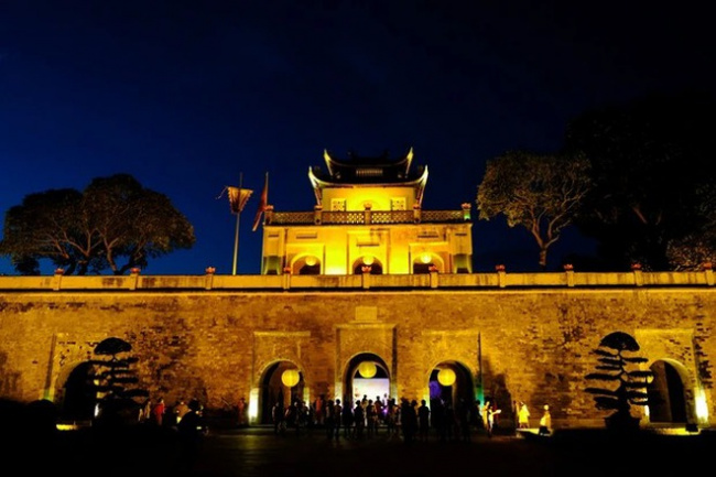 architectural works, imperial citadel of thang long, interesting experiences, travel, travel experience, visitors, a variety of night travel experiences attract visitors, many places have to book a month in advance because it is too crowded