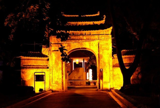 architectural works, imperial citadel of thang long, interesting experiences, travel, travel experience, visitors, a variety of night travel experiences attract visitors, many places have to book a month in advance because it is too crowded