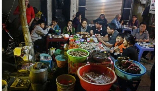 food culture, foreign tourists, street food, vietnamese streets, guests reveal how to find good street food in vietnam