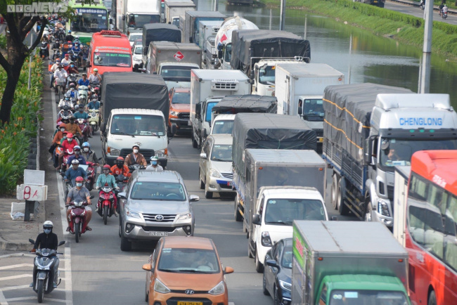 congestion, holiday, homecoming holiday, prolonged congestion, ring 3, travel, underground water bus station, people flock for the holidays, and the gateways of hanoi and ho chi minh city are stuck for a long time