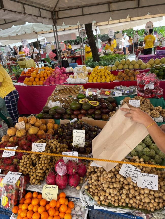 dạo một vòng chợ cuối tuần makati philippines xem có gì nào?