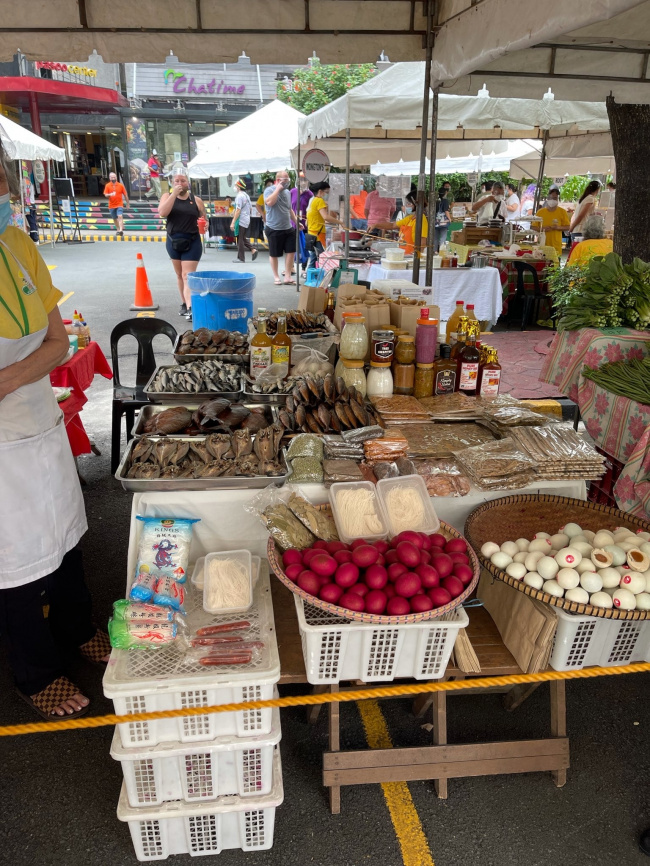 dạo một vòng chợ cuối tuần makati philippines xem có gì nào?