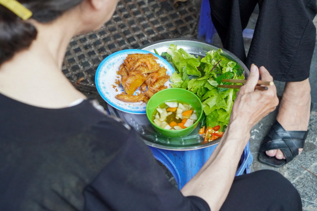 dong xuan alley, hanoi cuisine, traveling hanoi, food tour 5$ in hanoi old quarter