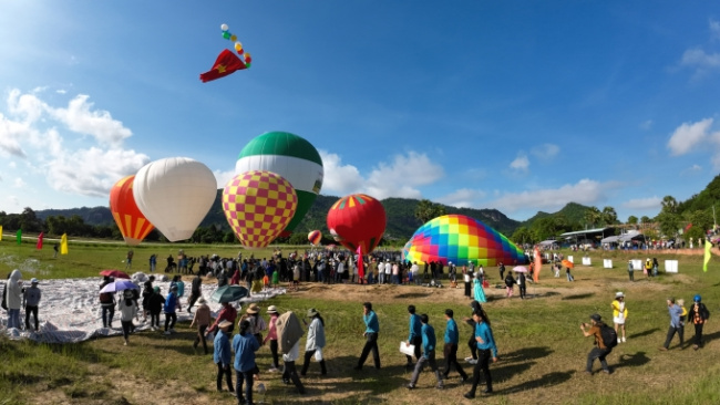an giang, thousands of tourists watch hot air balloons in the mountain country