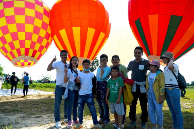 an giang, thousands of tourists watch hot air balloons in the mountain country