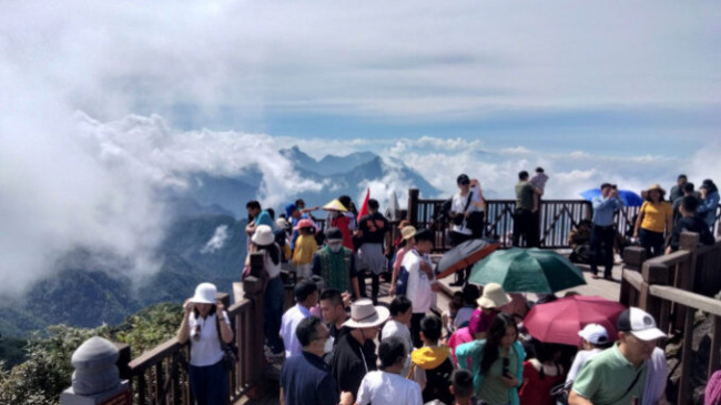 mountain tour, northwest tourism, travel 2-9, tourists flock to the northern mountainous provinces