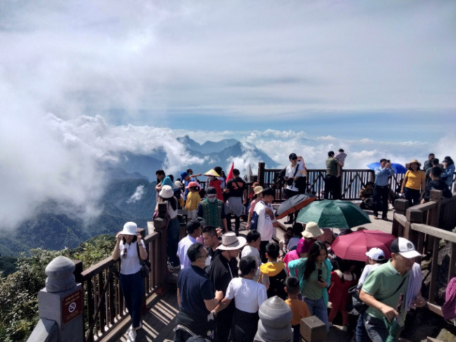 mountain tour, northwest tourism, travel 2-9, tourists flock to the northern mountainous provinces