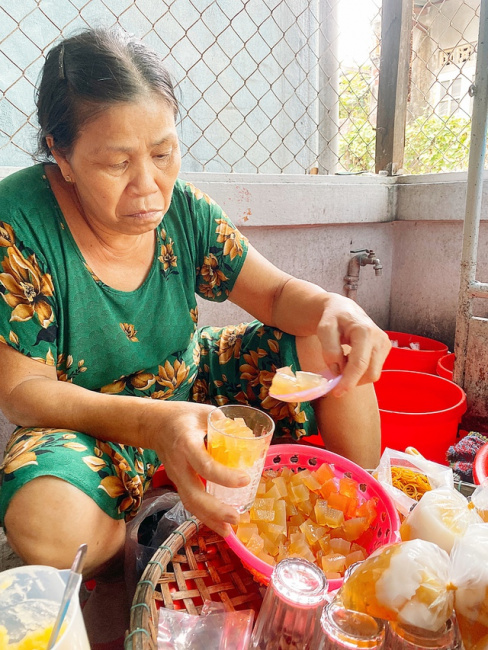 coconut milk, hot weather, rising prices, street vendors, vibrant colors, ganh thach xoa is located in an alley in hue: after 3 decades, the price has only increased from 500 vnd to 5,000 vnd
