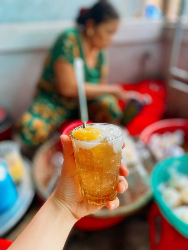 coconut milk, hot weather, rising prices, street vendors, vibrant colors, ganh thach xoa is located in an alley in hue: after 3 decades, the price has only increased from 500 vnd to 5,000 vnd