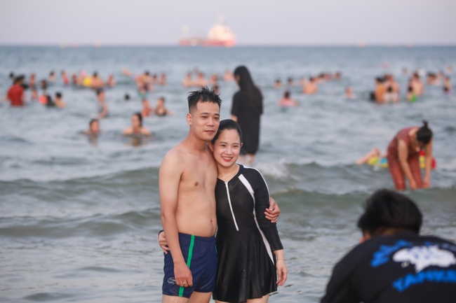 danang beach, foreign tourists, hot weather, national day holiday, pham van dong, photo: da nang beach is full of people on the occasion of september 2nd