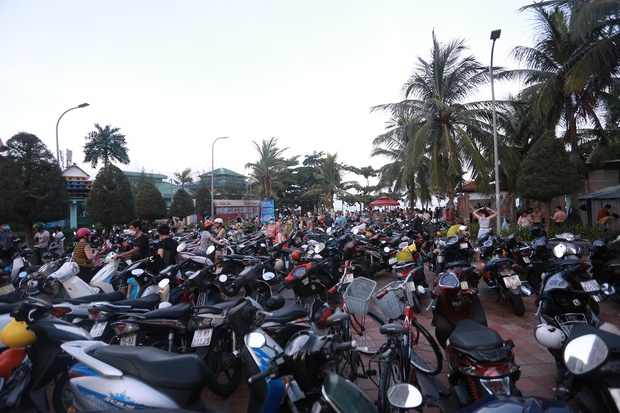 danang beach, foreign tourists, hot weather, national day holiday, pham van dong, photo: da nang beach is full of people on the occasion of september 2nd