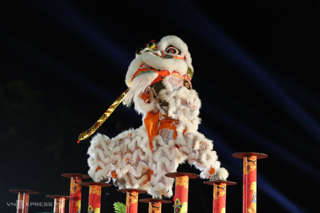 lion dance in ngo mon, lion dancers compete in ngo mon