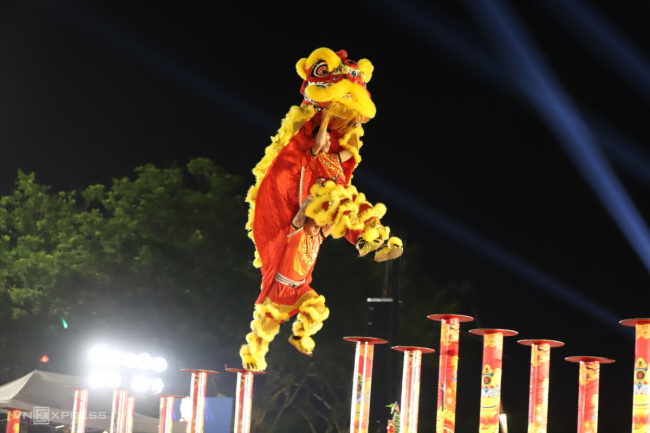 lion dance in ngo mon, lion dancers compete in ngo mon
