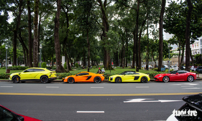 audi r8 v10, mclaren 650s spider, national day holiday, super cars, the rich, seamless multi-colored supercars on the road on the occasion of the national day holiday