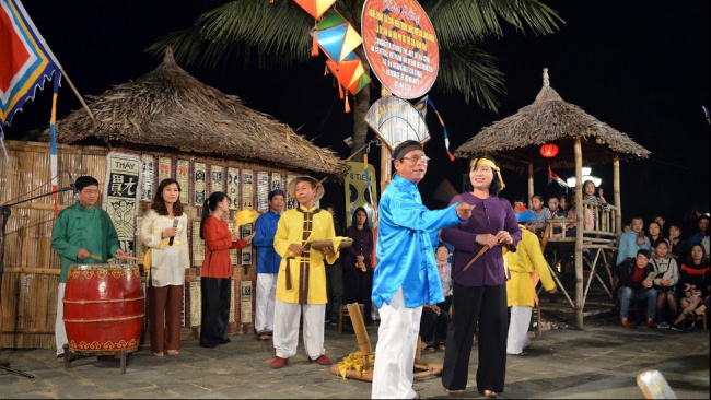 cultural heritage, hoi an ancient town, mid-autumn festival, plane ride, tourism industry, tourists, traditional festival, enjoy the moonlit night of the mid-autumn festival in hoi an with many traditional festival activities