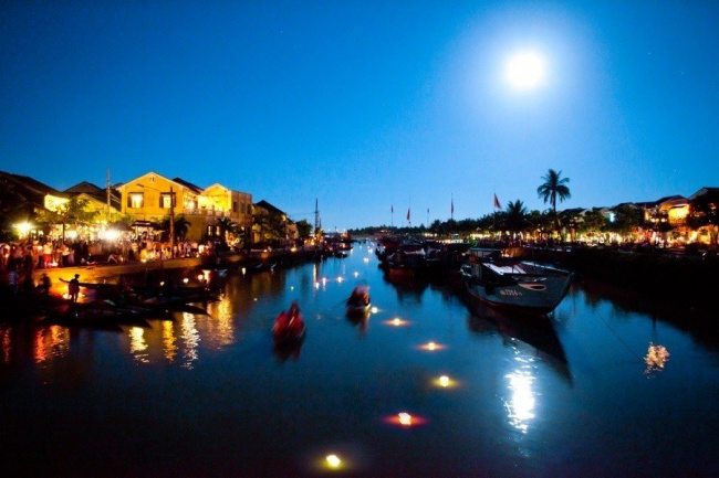 cultural heritage, hoi an ancient town, mid-autumn festival, plane ride, tourism industry, tourists, traditional festival, enjoy the moonlit night of the mid-autumn festival in hoi an with many traditional festival activities