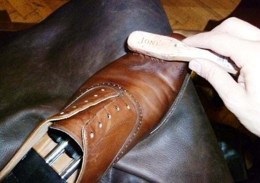tự học cách đánh xi cho giày da bóng mới