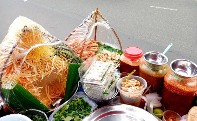 mrs. phung&039;s salad, papaya salad, papaya salad with pig ears, carrying crayfish papaya attracts customers in saigon