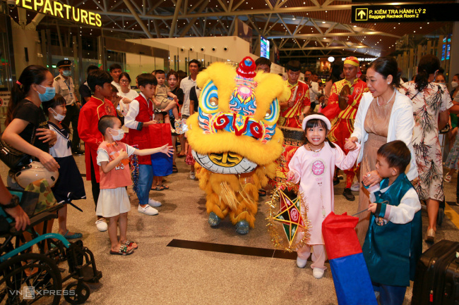 danang, hoi an lanterns, lion dance, mid-autumn festival, procession of unicorns, giving lanterns to korean tourists