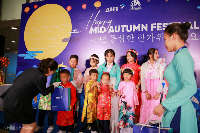 danang, hoi an lanterns, lion dance, mid-autumn festival, procession of unicorns, giving lanterns to korean tourists