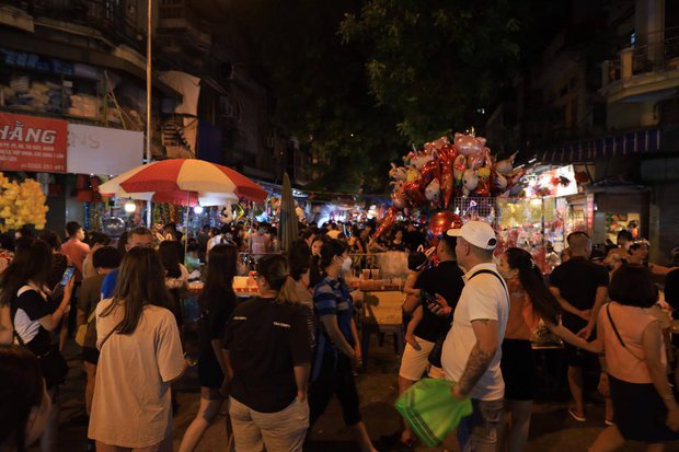 atmosphere, foreigners, hang ma street, mid-autumn festival, mid-autumn festival toys, people of the capital, traffic regulation, ward police, photo, clip: people in 3 regions eagerly flocked to the streets to play mid-autumn festival