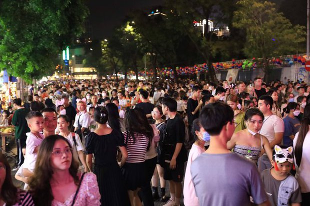 atmosphere, foreigners, hang ma street, mid-autumn festival, mid-autumn festival toys, people of the capital, traffic regulation, ward police, photo, clip: people in 3 regions eagerly flocked to the streets to play mid-autumn festival