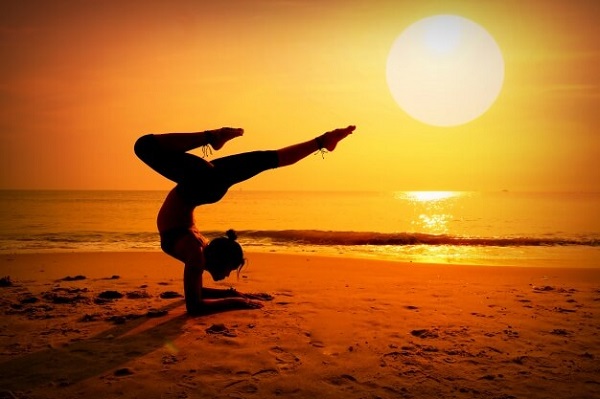 bài tập yoga, yoga cho người mới, yoga giảm cân, yoga giảm cân buổi sáng: 10 bước thực hiện bài tập chào mặt trời (sun salutation)