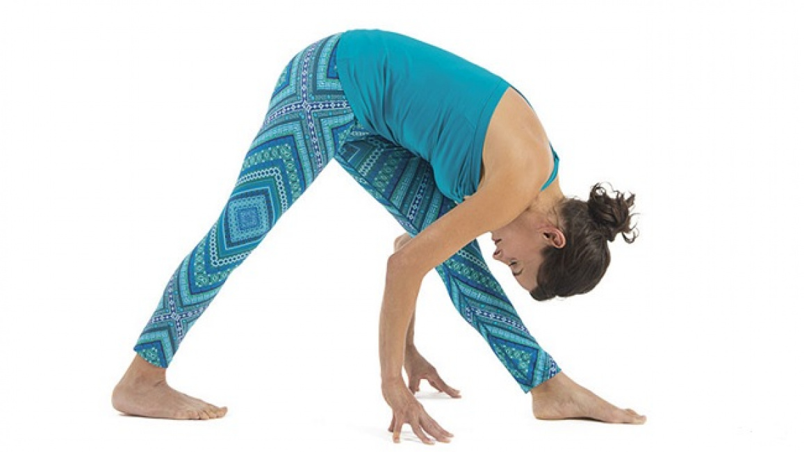 bài tập yoga, yoga cơ bản, hướng dẫn tập yoga tư thế kim tự tháp – intense side stretch (parsvottanasana)