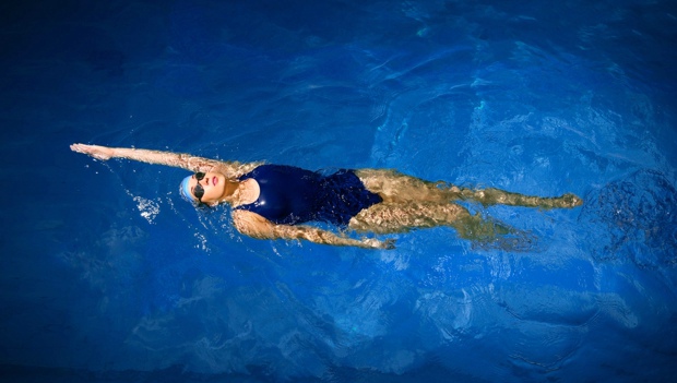 kiến thức bơi lội, hướng dẫn chi tiết 9 bước đơn giản giúp bạn tự học bơi ngửa
