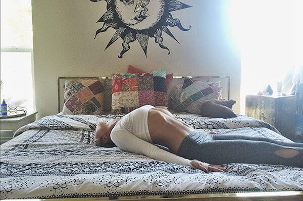 bài tập yoga, 8 bài tập yoga trên giường khởi động buổi sáng đầy năng lượng