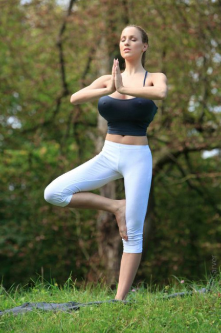 Bộ ảnh tập Yoga của cô gái có vòng 1 khủng khiến bao anh đứng hình
