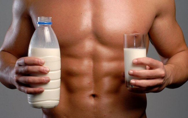 kiến thức thể hình, tập thể hình, thắc mắc thể hình, có nên uống sữa trước khi tập thể hình hay không?