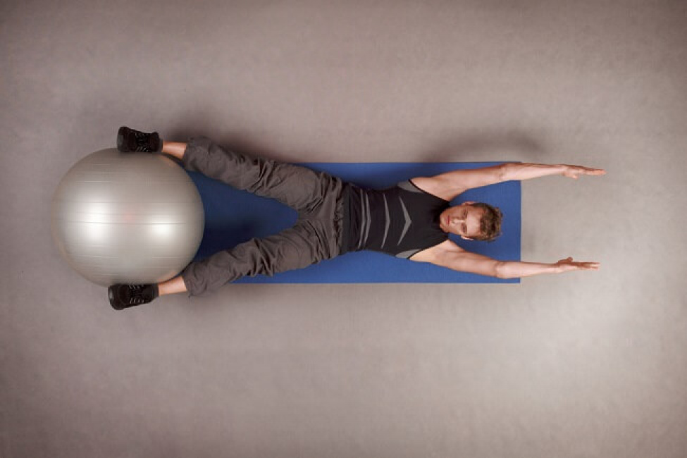 bài tập bụng, bài tập bụng cho nam, bài tập bụng cho nữ, bài tập yoga, yoga cơ bản, 3 cách dùng stability ball để tập core hiệu quả hơn