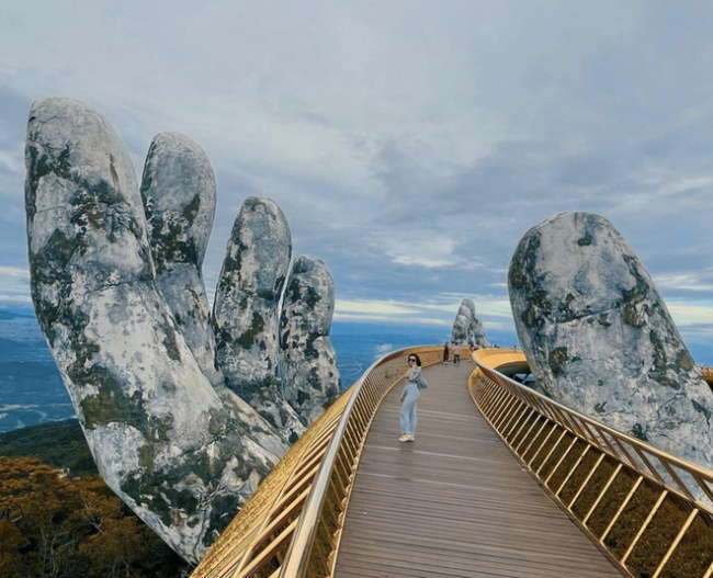 beautiful photography, da nang city, giant hand, hanoi capital, hue ancient capital, hue city, long bien bridge, photography location, take a look at the 5 “photogenic” bridges that are most visited by many tourists in vietnam