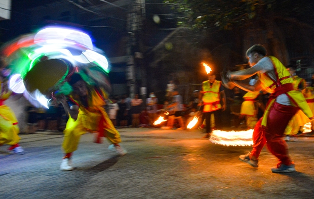 circus artist, folk games, lion dance, mid-autumn festival, mid-autumn night, photo: unique lion dance, blowing fire like a circus performer on the mid-autumn festival night by young people in the suburbs of hanoi