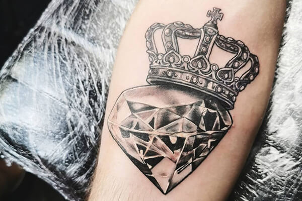 Tattoo kim cương ý nghĩa: Kiểu hình xăm kim cương được nhiều người yêu thích vì sự độc đáo và ẩn chứa ý nghĩa cao. Mỗi đường nét, họa tiết được thiết kế cầu kỳ mang đến cho người xăm sự nổi bật với sự độc đáo và tinh tế nhất định.