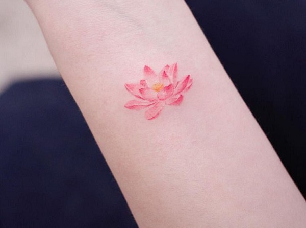 Tattoo hoa sen: Tattoo hoa sen là một trong những kiểu hình xăm phổ biến nhất trong nghệ thuật xăm hình. Với sự hòa quyện giữa nét đẹp và ý nghĩa sâu sắc của hoa sen, tattoo hoa sen không chỉ làm đẹp cho cơ thể mà còn giúp tinh thần thanh tịnh.